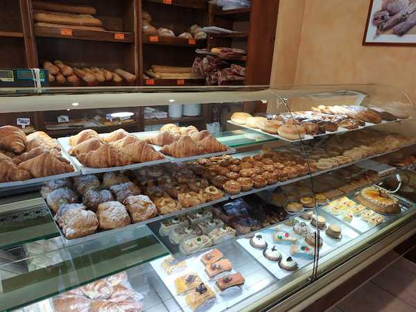 Fotografia tomada fuera de Pastelería Bombonería Santa María - Pastelería en Navia, Asturias