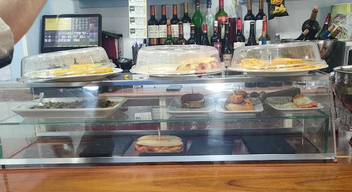 Fotografia tomada fuera de Cafe Bar Avenida - cafeterías en Castro-Urdiales, Cantabria