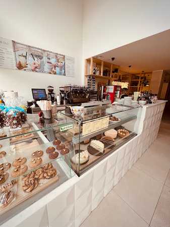 Fotografia tomada fuera de Pastelería Cafetería Salt In Cake - Pastelería en Alicante, Alicante