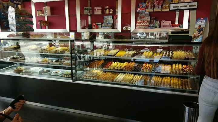 Fotografia tomada fuera de Pastelería Cafetería DomCa - Pastelería en Becerril de la Sierra, Madrid