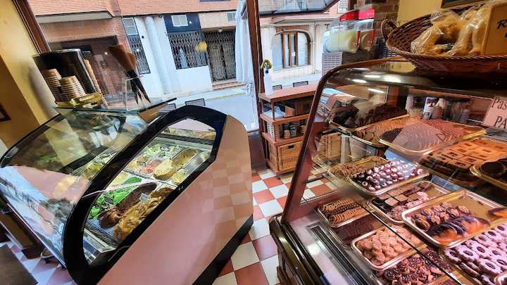 Fotografia tomada fuera de Pastelería Cafetería Heladería Castilviejo - Pastelería en Medina de Rioseco, Valladolid