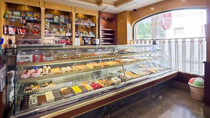 Fotografia tomada fuera de Pastelería Cafetería Heladería Flamboyant - cafeterías en Dúrcal, Granada