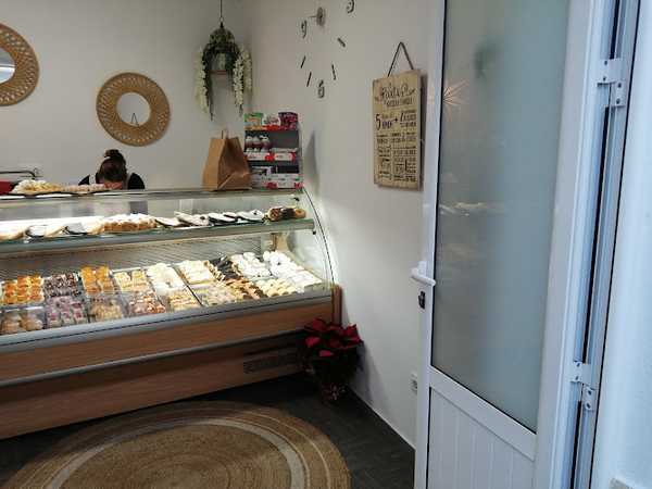 Fotografia tomada fuera de Pastelería Camacho Martín - Panadería en Cumbres Mayores, Huelva
