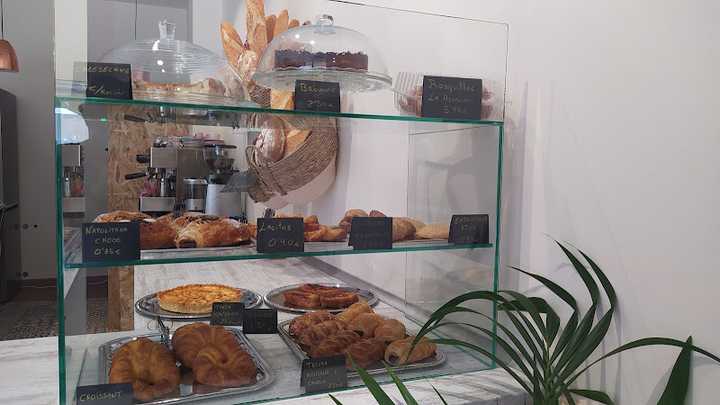 Fotografia tomada fuera de Pastelería Caprichos - Pastelería en Puente San Miguel, Cantabria