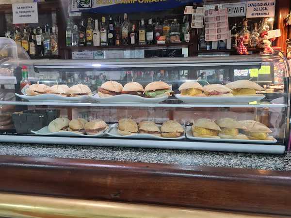 Fotografia tomada fuera de Café Bar La Báscula - cafeterías en Campomanes, Asturias