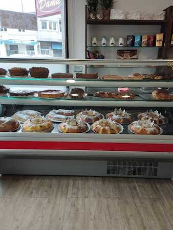 Fotografia tomada fuera de Pastelería Dama - Pastelería en Santa Comba, A Coruña
