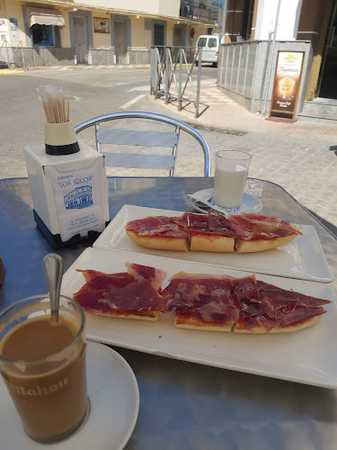 Fotografia tomada fuera de Café Bar Los Arcos - bares en Casas de Don Pedro, Badajoz