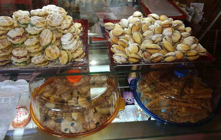 Fotografia tomada fuera de Pasteleria Dora - Pastisseria en Lleida, Lleida