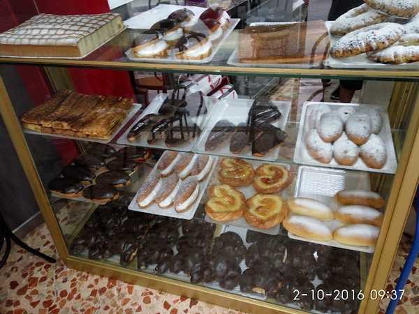 Fotografia tomada fuera de Pastelería El Bombón - Pastelería en Almería, Almería