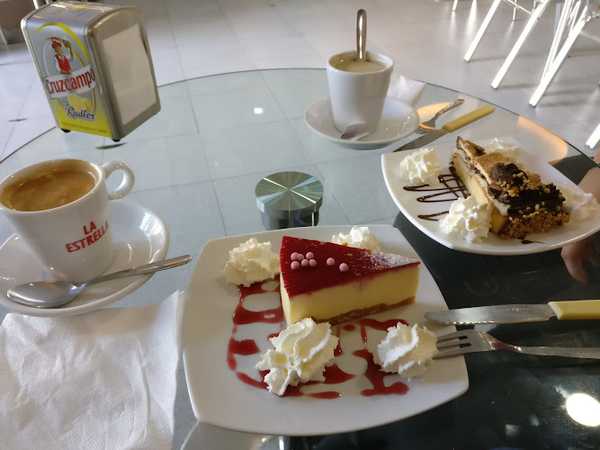 Fotografia tomada fuera de Pastelería El Paseo - Pastelería en Arcos de la Frontera, Cádiz