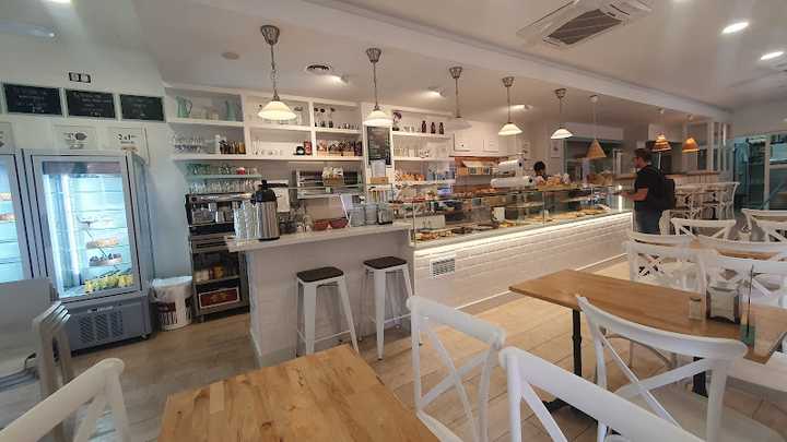 Fotografia tomada fuera de Pastelería en Cordoba | DeCarmen - Panadería en Córdoba, Córdoba