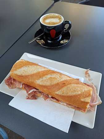 Fotografia tomada fuera de Café Cal Refilat S L - cafeterías en Sant Climent de Llobregat, Barcelona