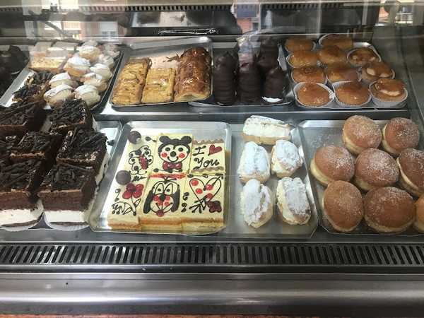 Fotografia tomada fuera de Pastelería Francesa Obrador - Frente a Hospital Sta Clotilde - Panadería en Santander, Cantabria