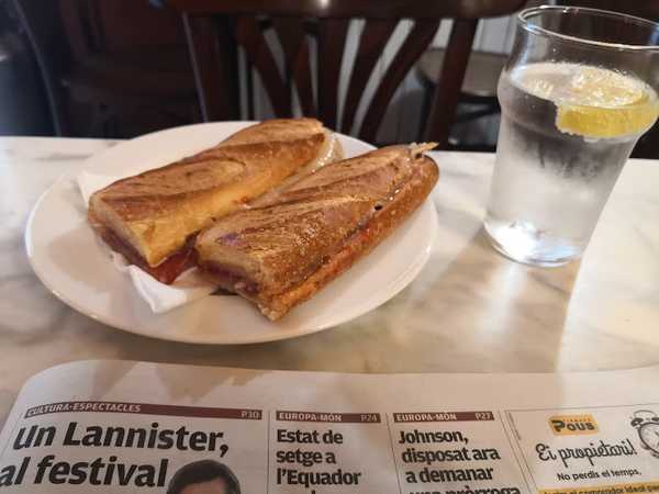 Fotografia tomada fuera de Cafè Central - Cafeteria en Cardedeu, Barcelona