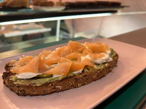Fotografia tomada fuera de Café con Flores - cafeterías en Hernani, Gipuzkoa