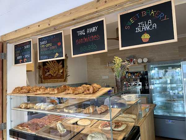 Fotografia tomada fuera de Pastelería Isla Blanca - Pastelería en Es Pujols, Baleares