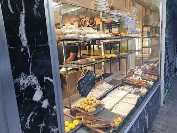 Fotografia tomada fuera de Pasteleria L'obrador - Pastelería en Madrid, Madrid