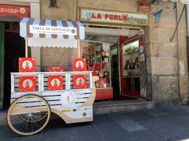 Fotografia tomada fuera de Pastelería La Perla - Pastelaría especializada en tortas en Santiago de Compostela, A Coruña