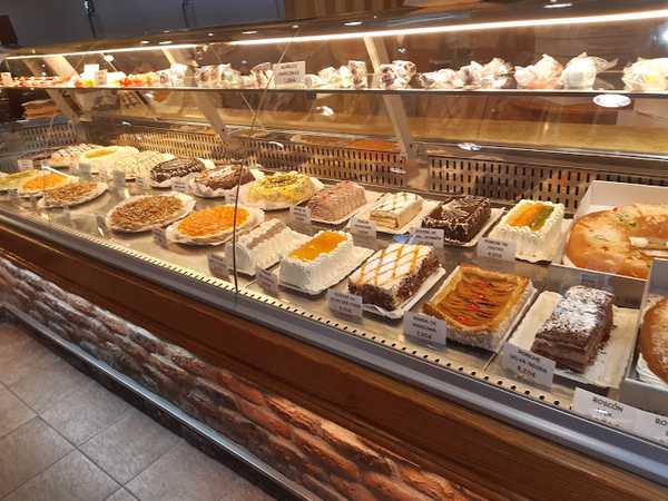 Fotografia tomada fuera de Pastelería La Villa - Pastelería en Coslada, Madrid
