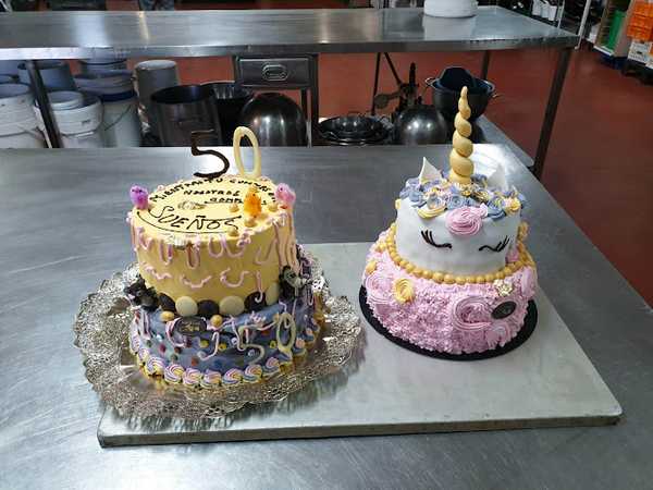 Fotografia tomada fuera de Pasteleria Leal & Leal - Pastelería en San Fernando de Henares, Madrid