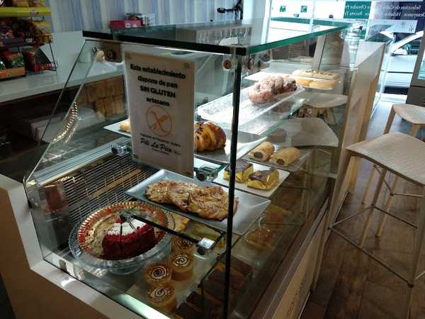 Fotografia tomada fuera de Pastelería M. Isla - Cafetería en Granada, Granada