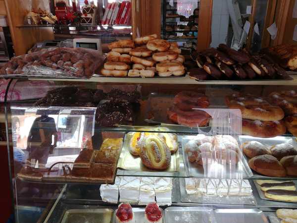Fotografia tomada fuera de Pastelería Marí - Panadería en Sotillo de la Adrada, Ávila