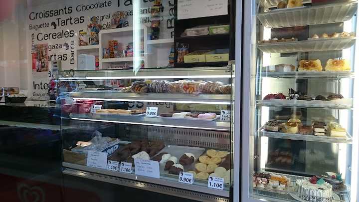 Fotografia tomada fuera de Pastelería Mari's Bakery - Panadería en Almería, Almería