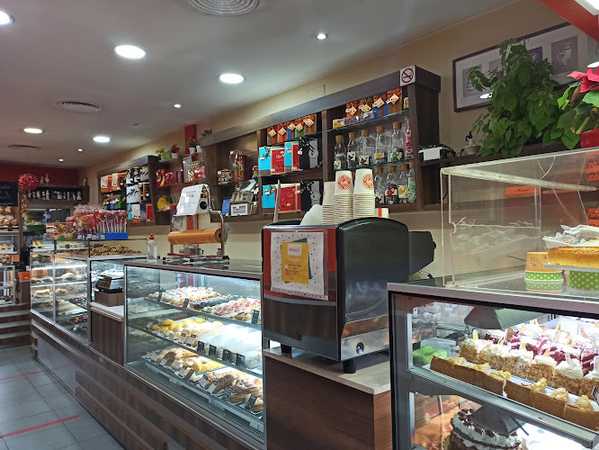 Fotografia tomada fuera de Pasteleria Marpadi - Pastelería en Madrid, Madrid