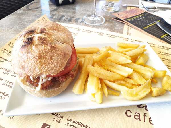 Fotografia tomada fuera de Café La Posta - cafeterías en San Martín del Rey Aurelio, Asturias