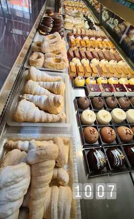 Fotografia tomada fuera de Pasteleria Monterrey - Pastelería en Hellín, Albacete