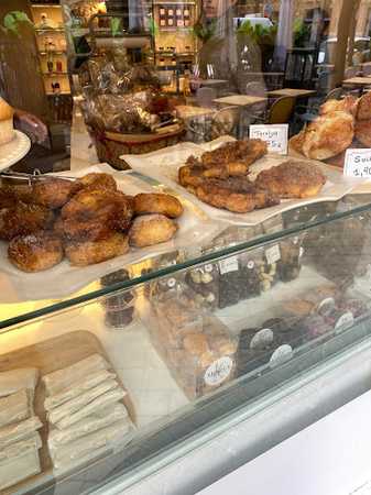 Fotografia tomada fuera de Pastelería Mores - Panadería en Madrid, Madrid