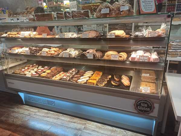 Fotografia tomada fuera de Pastelería Panadería Amelia-HnasPuente - Pastelería en Santander, Cantabria