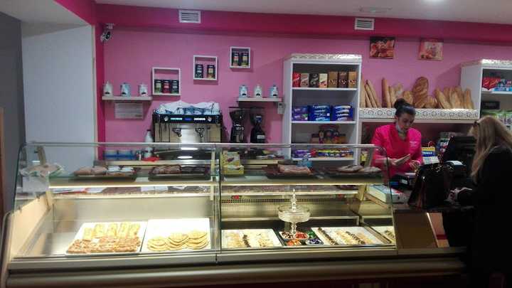Fotografia tomada fuera de Pastelería Panadería Cafeteria La Plaza - Pastelería en Huesca, Huesca