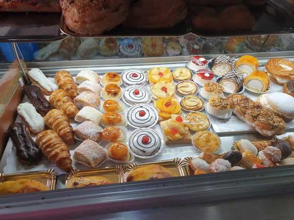 Fotografia tomada fuera de Pastelería Panadería Croissantería Danubio - Pastelería en Granada, Granada