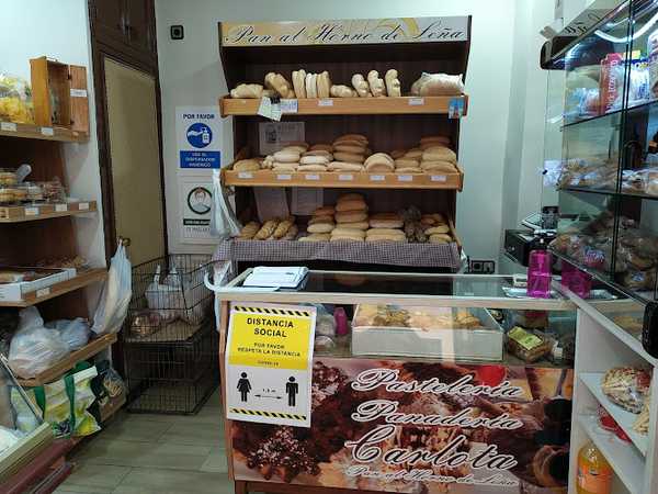 Fotografia tomada fuera de Pasteleria pananaderia cafe-bar heladería. - Pastelería en Cabra, Córdoba