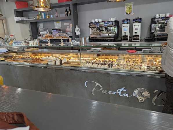 Fotografia tomada fuera de Pastelería Puerta Bernina - Pastelería en Granada, Granada