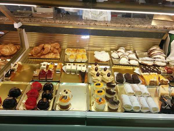 Fotografia tomada fuera de Pastelería Restaurante Canela - restaurantes en Monzón, Huesca