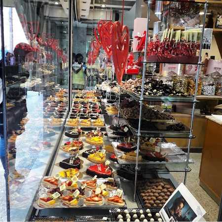 Fotografia tomada fuera de Pastelería Reverter - Pastisseria en Girona, Girona