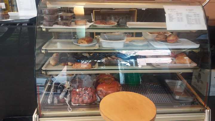 Fotografia tomada fuera de Café Plaza - cafeterías en Madrid, Madrid