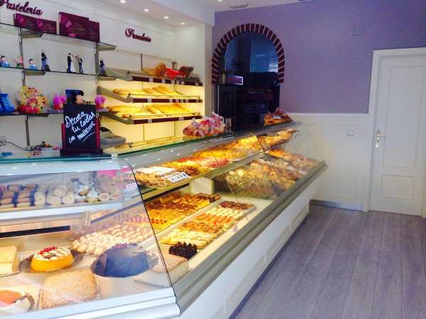 Fotografia tomada fuera de Pasteleria Riquelme - Pastelería en Alcalá de Henares, Madrid