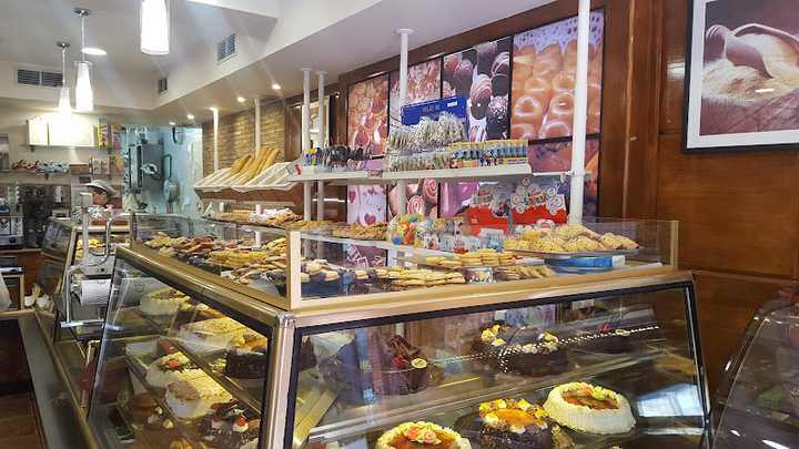 Fotografia tomada fuera de Pastelería Riquelme - Pastelería en Alcalá de Henares, Madrid