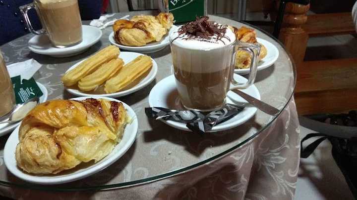 Fotografia tomada fuera de Pastelería Rodrigo - Pastelaría especializada en tortas en Muros, A Coruña