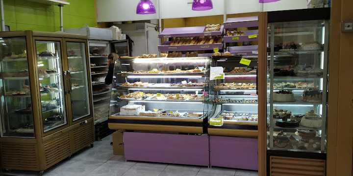 Fotografia tomada fuera de Pastelería Rolas - Pastelería en Arganda del Rey, Madrid