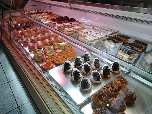Fotografia tomada fuera de Pasteleria Rugama - Bakery en Laredo, Cantabria
