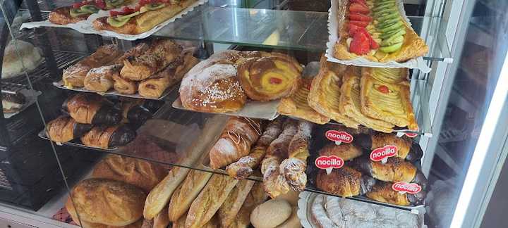 Fotografia tomada fuera de Pasteleria Sant Carles, Santa Coloma de Gramenet, Barcelona - Pastry shop en Santa Coloma de Gramenet, Barcelona