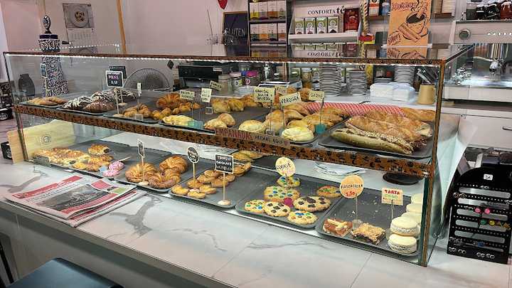 Fotografia tomada fuera de Café Real - cafeterías en Malgrat de Mar, Barcelona