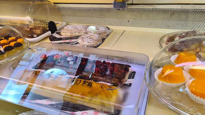 Fotografia tomada fuera de Agustí Pastisseria Restaurant - Pastisseria en Navarcles, Barcelona