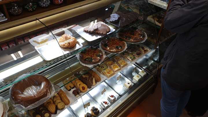 Fotografia tomada fuera de Pastelería Val de Brea: compra aquí la mejor Tarta de Mondoñedo - Pastelería en Mondoñedo, Lugo