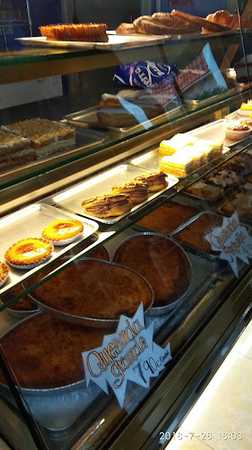 Fotografia tomada fuera de Pasteleria Valtierra - Pastelería en Galizano, Cantabria