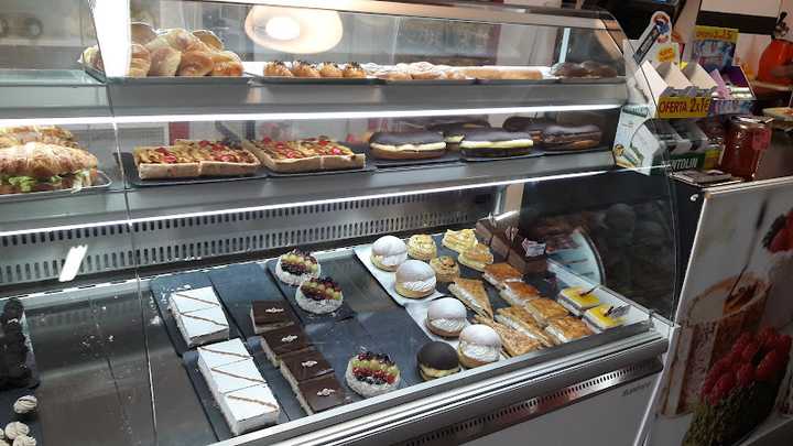 Fotografia tomada fuera de Pasteleria Varo - Panadería en El Casar, Guadalajara